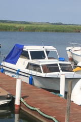 Fototapeta na wymiar Boote am Steg.Karsibor