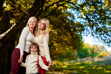 Fototapeta premium Happy sisters girlfriends in park