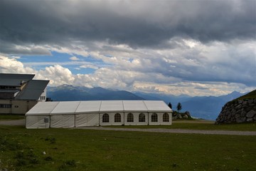 Größes Zelt und Berglandschaft