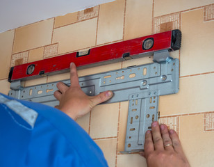 Mounting the mounting bracket with a level