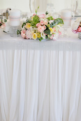 Obraz na płótnie Canvas luxury wedding decorations with gentle rose and white tones, flower composition on a table of newlyweds
