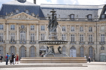 Fototapeta na wymiar Fontaine des 3 graces place de la bource Bordeaux