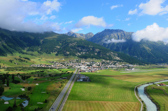 Samedan: Luftbild vom höchsten Flughafen Europa's  |  Airshot Samedan Golfplatz, Upper Engadin, Swiss Alps
