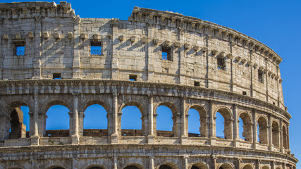 Obraz premium Dettaglio della parte alta del colosseo. Anticamente era usato per gli spettacoli di gladiatori e oggi è un simbolo della città di Roma e una delle sue maggiori attrazioni turistiche del mondo