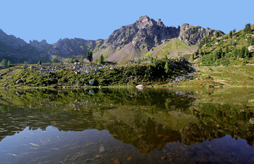 Fototapeta na wymiar Lago delle Buse e cima Ziolera nella catena del Lagorai, Val di Fiemme, Trentino