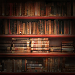 Alte Bücher im Bücherregal