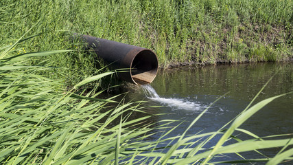 сброс очищенной сточной воды в реку