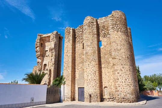 Vista del Castillo Medieval del Pueblo de Pol&aacute;n, Toledo, Espa&ntilde;a