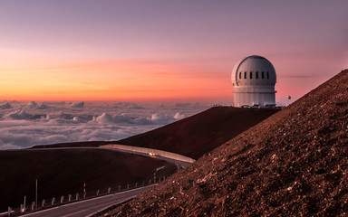 Observatory domes at the peak of Mauna Kea volcano under sunset © Yan