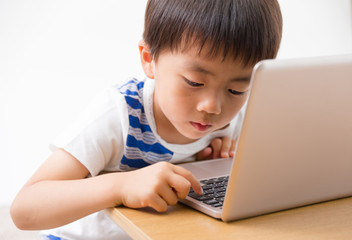 パソコン・男の子(白バック)