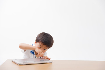 パソコン・男の子(白バック)