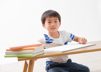 勉強する男の子