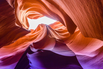 Lower Antelope Canyon - auf Navajo-Land in der Nähe von Page, Arizona, USA - schöne farbige Felsformation im Slot Canyon im amerikanischen Südwesten
