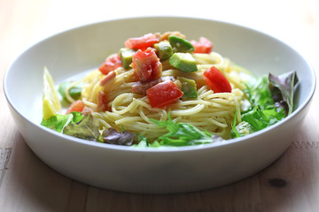 トマトとアボカドのパスタ