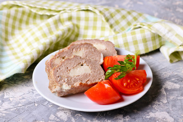 meat roll with cheese, tomate