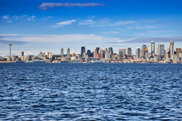 Obraz premium Seattle's waterfront skyline full of construction cranes as the city grows