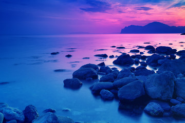 Obraz premium Rocky seashore before sunrise. Early morning, wilderness, beautiful nature