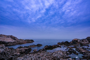 Fototapeta na wymiar A landscape of the beach at dawn full of rocks.