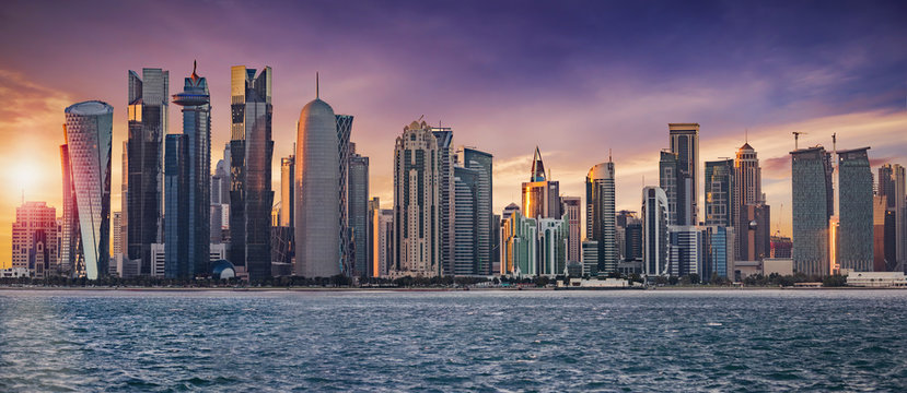 Die Skyline von Doha, Katar, bei Sonnenuntergang
