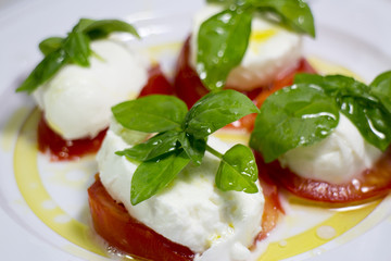 insalata caprese mozzarella pomodoro e basilico 