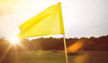 Golfplatz Fahne im Abendrot