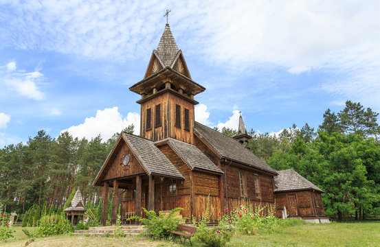 Kościół p.w. Ścięcia Świętego Jana Chrzciciela z lat 1923 – 26. Przeniesiony ze wsi Choroszczynka w okolice Janowa Podlaskiego 