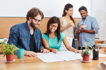 Studenten im Coworking Büro