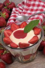 Fraises à la crème avec une feuille de menthe