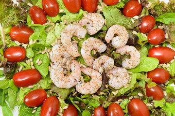 Frischer Garnelensalat mit Tomaten und Blattsalat