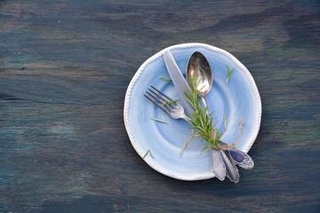 Tischdekoration - Teller mit Besteck und Rosmarin © S.H.exclusiv