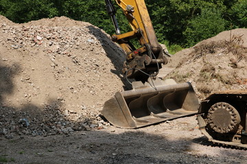 Abraumhalde mit Baggerschaufel