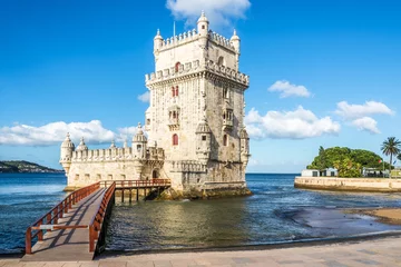 Papier Peint photo Travaux détablissement Vue sur la tour de Belem au bord du fleuve Tejo à Lisbonne, Portugal