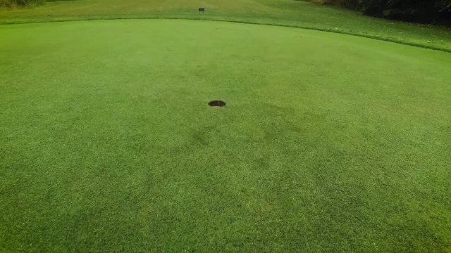 Golfplatz Golfball wird mit pitchen eingelocht mit Flares