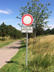 Verkehrsschild Betriebs – und Versorgungsdienst frei in Naturlandschaft