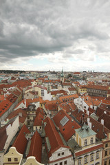 Naklejka na ściany i meble Überblick über die historische Altstadt von Prag mit dunklen Wolken im Hintergrund