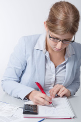Junge Frau am Schreibtisch mit Papierkram
