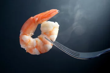 Crédence de cuisine en verre imprimé Crustacés Crevette chaude sur une fourchette
