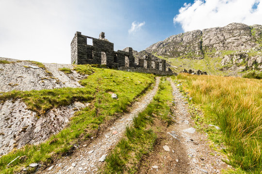 Cwmorthin Barracks, ruined slate building