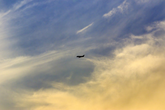 雲海を飛行する飛行機
