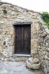 Stock Tür in altem Steinhaus - 164159463