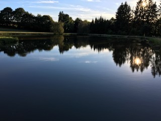 Fototapeta na wymiar Soirée autour d'un lac