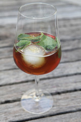 verre de thé glacé a la menthe 