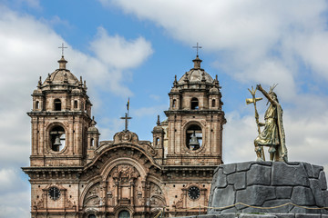 Fototapeta na wymiar Denkmal und Kirche in Cusco