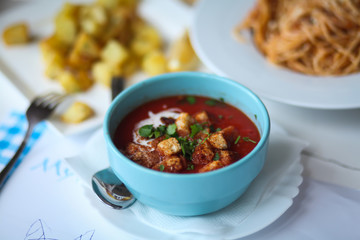 Томатный суп-пюре  гаспачо с сухариками, макароны и картофель на обед 