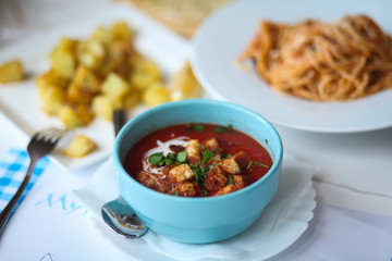 Томатный суп-пюре  гаспачо с сухариками, макароны и картофель на обед 