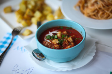 Томатный суп-пюре  гаспачо с сухариками, макароны и картофель на обед 