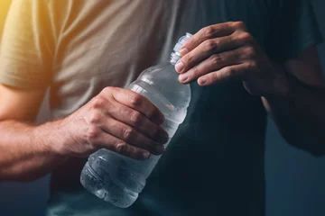 Crédence de cuisine en verre imprimé Eau Homme avec une bouteille d& 39 eau potable fraîche