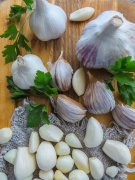Garlic and garlic bulbs prepared for salad.