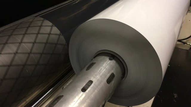 Folie wird aufgewickelt auf Kunststoffh&uuml;lse