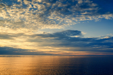 Obraz premium Beautiful sunset above the sea and mountain